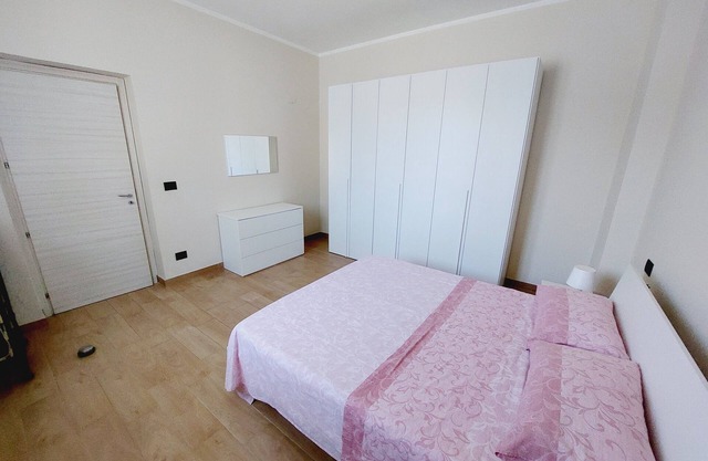 Large apartment close to the sea, just a few minutes from the town center.