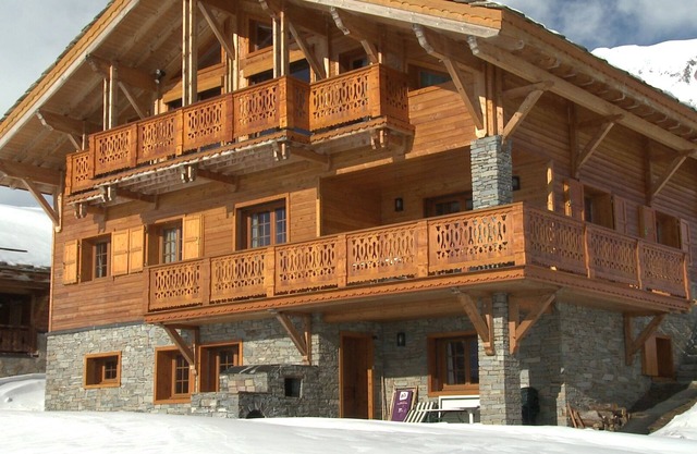 Large apartment in a 4-star chalet on the slopes