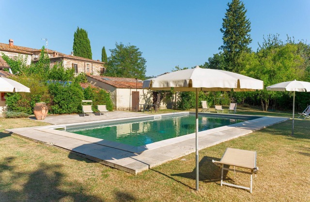 Large apartment in Asciano, A/C, 2nd floor with private terrrace in the garden
