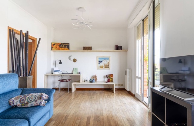Large apartment of 80 sqm located on the fifth floor of a building with lift (10 steps to access), can accommodate up to 4 people.The accommodation is located in an area served by all the main services: bars, restaurants, supermarkets and pharmacy, publi