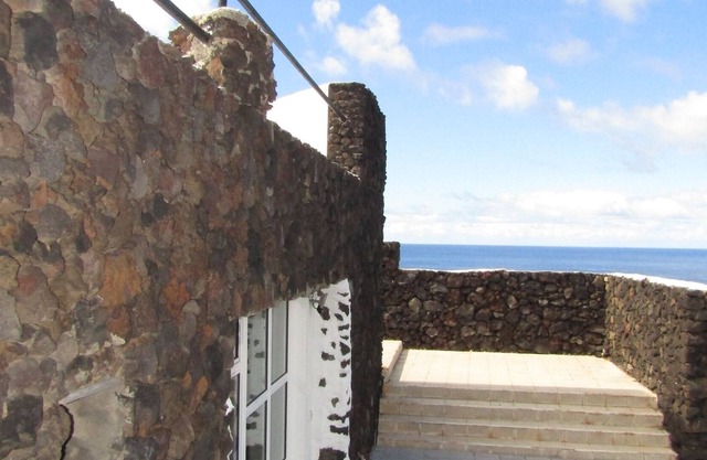 LARGE APARTMENT ON THE COAST WITH STUNNING VIEWS