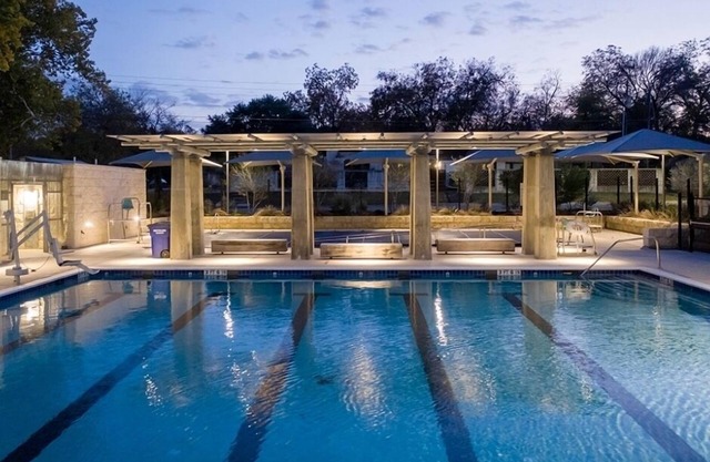 Large Apt. close to UT & downtown - community pool! Walkable to restaurants.