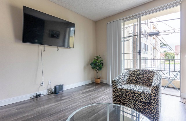 Large apt in Miracle Mile