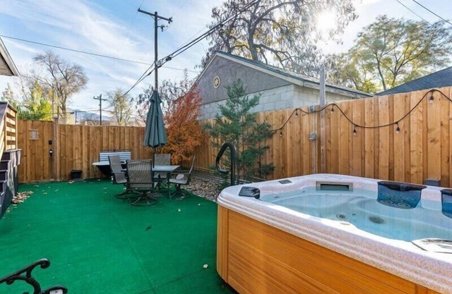 Large Backyard w/Hot tub Minutes from Liberty Park!