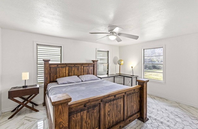 Large bedroom with King bed#5/near Texas City