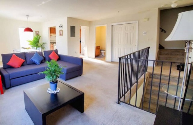 Large bright 2 bed 2.5 bath town home, 2 patios close to Metropark train Station