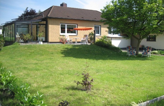 Large bungalow with conservatory, large garden, family-friendly
