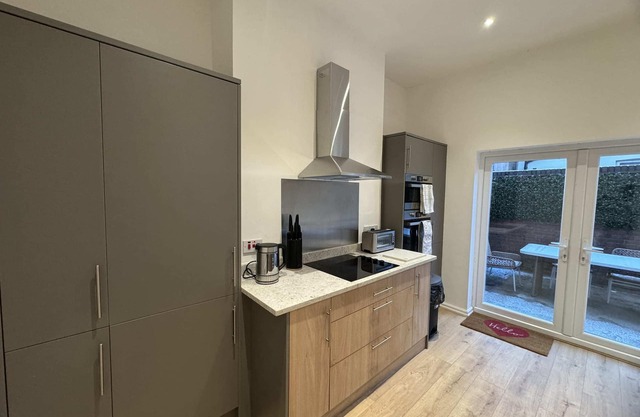 Large central modern house w/parking, 5 big bedroom, FREE Parking, Outdoor space