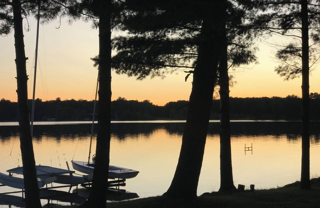 Large Charming 4-bedroom Lake House in Gaylord with AC, WiFi. Enjoy your stay