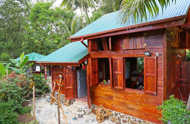 Large charming bungalow in natural wood and several modules