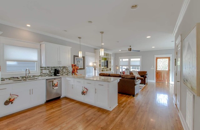 Large City Home - 5 Min To Broadway - Sleeps 10