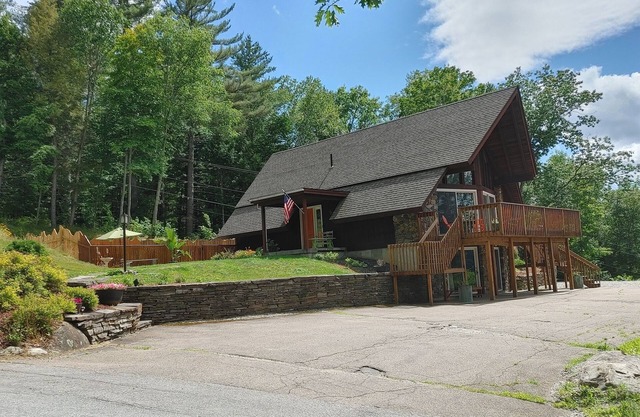Large, Comfortable, Retro 1970s Hillside Chalet