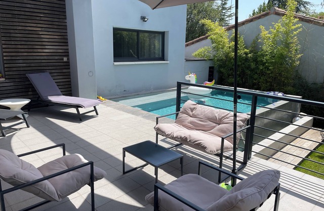 Large contemporary house with pool/garden 3 min from Nîmes town center