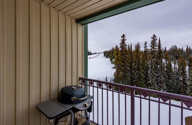 Large Corner Quiet Top Floor Condo at the Foot of Silver Queen Chairlift