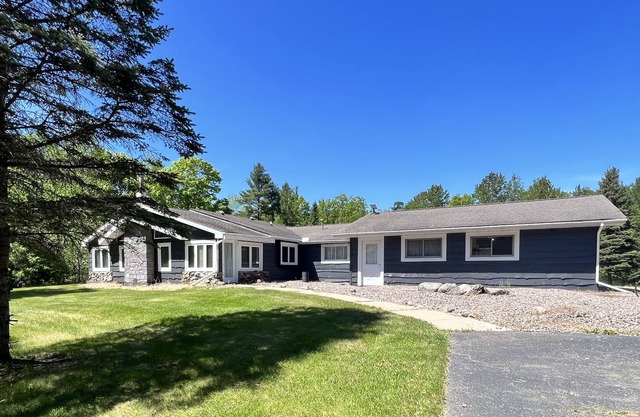 Large cottage right on ATV & snow trails. Close to Dave’s Falls! Pet friendly!