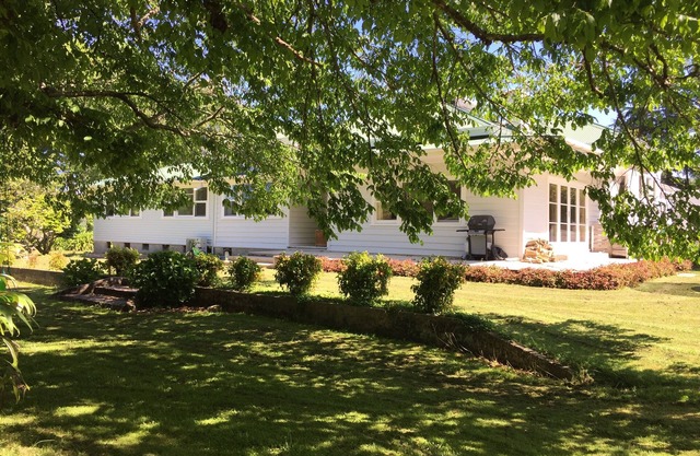 Large country homestead with tennis court and pool. Only 5 mins from the beach.