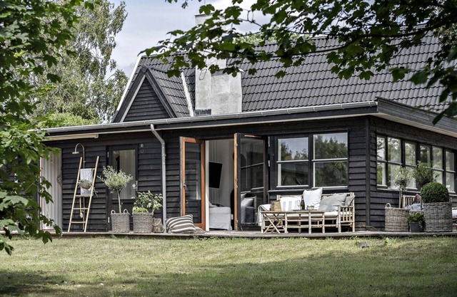 Large cozy holiday home with private beach access