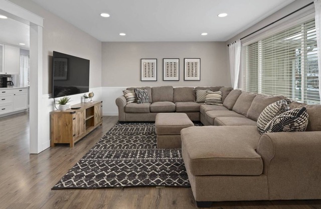 Large Dining Area to Gather, 20 min to Sundance Ski Resort, 2 Kitchens, Close to Mall, BYU, UVU, BBQ