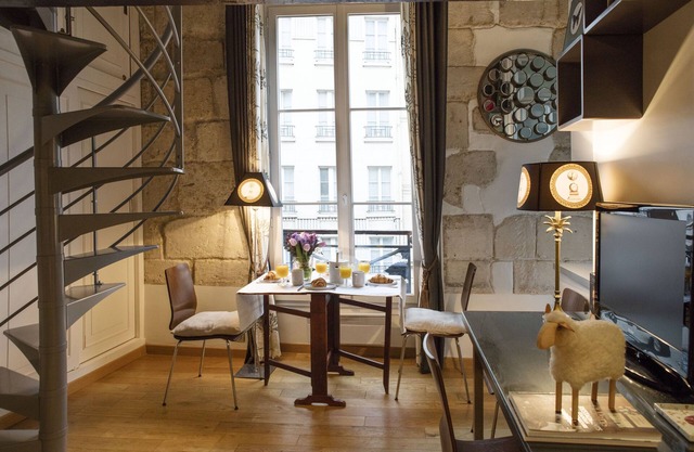 Large duplex studio at the corner of the town hall square