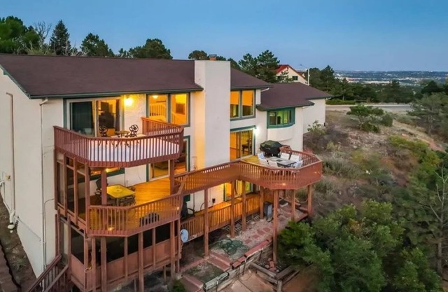 LARGE FAMILY FRIENDLY HOME-INCREDIBLE MOUNTAIN VIEWS!