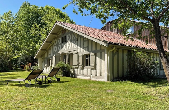 Large * family house in the middle of a huge centennial park near ocean and golf course