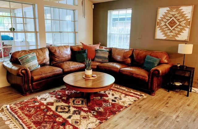 Large Family & Pet Friendly Downtown House, Hot Tub, Walking to river, Sequoias