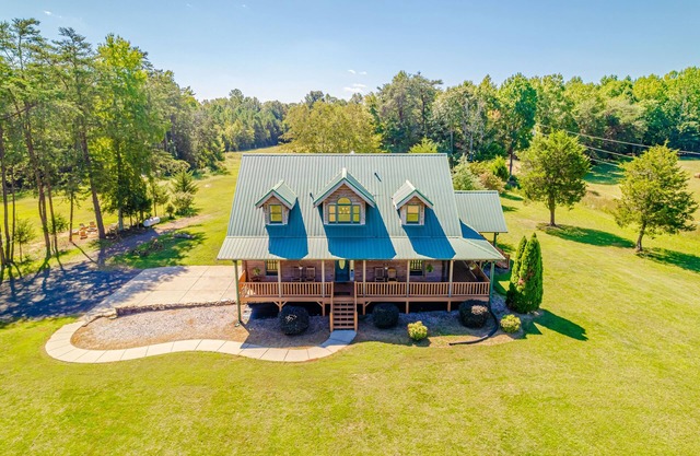 Large Farm House sleeps 10+ and 15 Minutes from Charlotte City Center