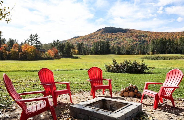 Large farmhouse on cattle farm - snowmobile, ski, hike, and more!