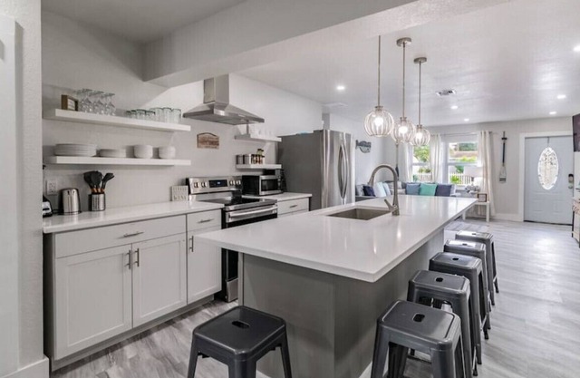 Large Five Bedroom Home near Downtown and Beach