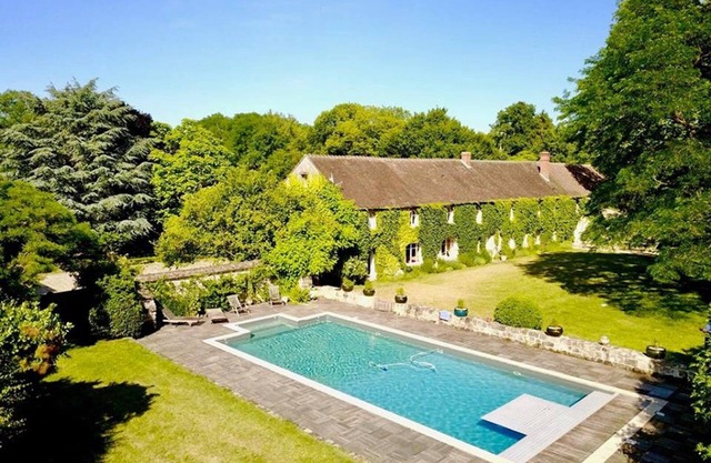 Large family house, 22 pers, 11 bedrooms, swimming pool, park, organic farm