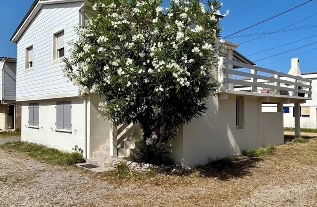 Large, fully-equipped chalet in Gruissan Plage for 6, 150 meters from the beach. Wifi fiber.