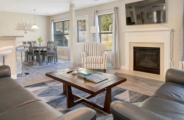 Large Group Haven - Entire Home Close to LightRail