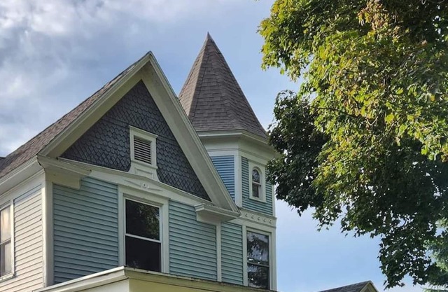 Large Historic Victorian Cottage With Panoramic Lake Missaukee Views