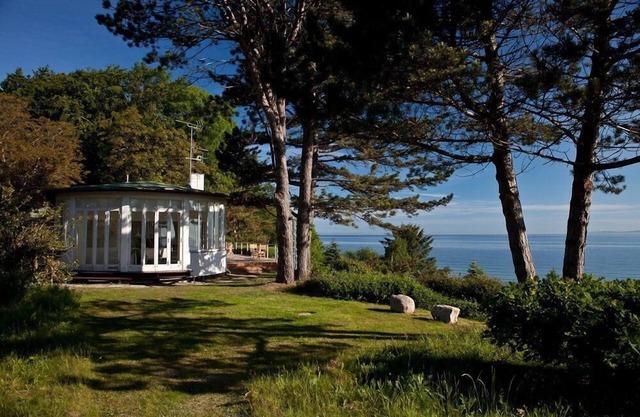 Large Holiday Home w/Stunning Waterfront Views & Separate Guest house sleeps 12