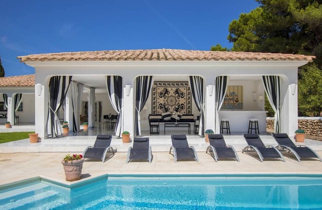 Large holiday home with pool, 3 minutes from the golf course and the beach