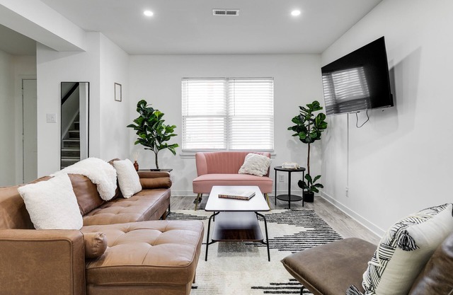 Large Home, 2 Blocks from Lake/Park, Outdoor Dining + Parking