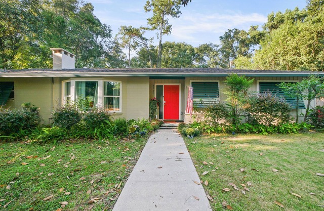 Large Home - Across from Stadium - Walk to UF - Firepit/Free Parking/Patio