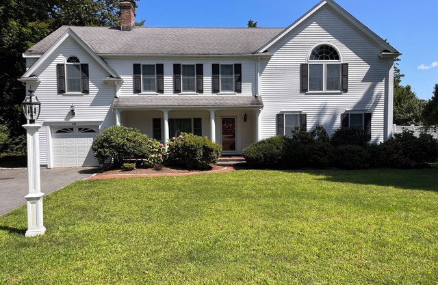 Large home in the heart of Osterville Village, sleeps 11