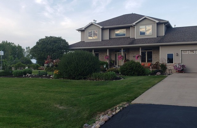 Large Home only 4 miles to EAA