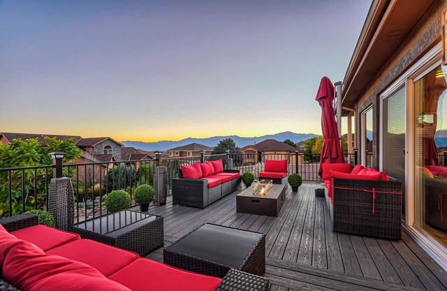 Large Home-Pikes Peak Views-High End-Pool Table
