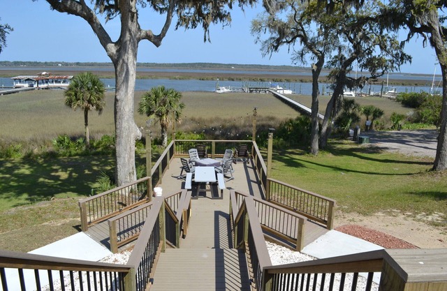 Large home w/3 separate kitchens & living spaces