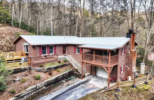 Large House, Fireplace -Near Sugar and Grandfather Mountain & downtown Boone, NC