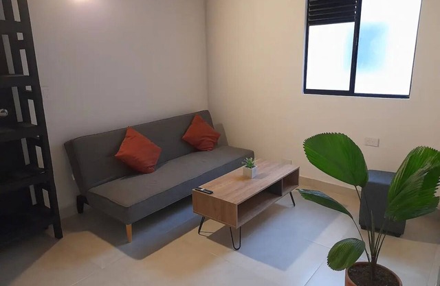 Large house in Laureles safest area!