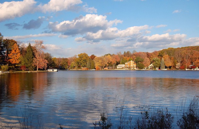 Large Lake House Property Your Family And Friends Will Love Staying At!