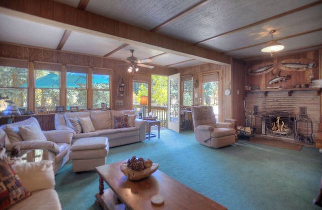 Large Lake Retreat, Pets Allowed, Perfect For Family's!