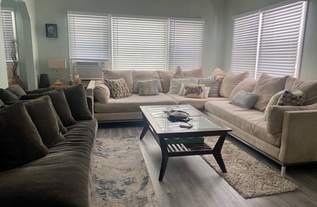 Large Living Room-Driveway-Fenced Backyard-5 min to Beach-Patio Firepit Grill