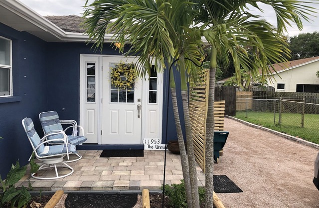 Large lock off room on the backside of our home, 2 miles from beaches. US1&PGA