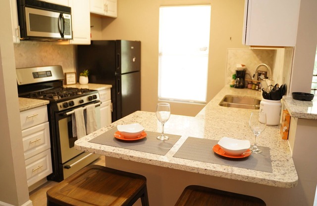 Large Lux Duplex 5Beds/4Baths 10 Mins from Airport
