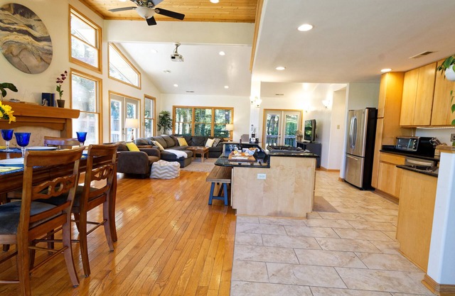 Large luxurious house with private 4-acre park 15 min to downtown Asheville