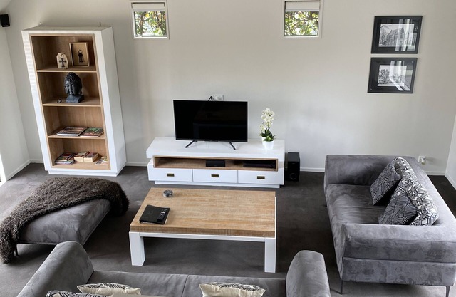 Large luxury family friendly townhouse close to Hagley park and town